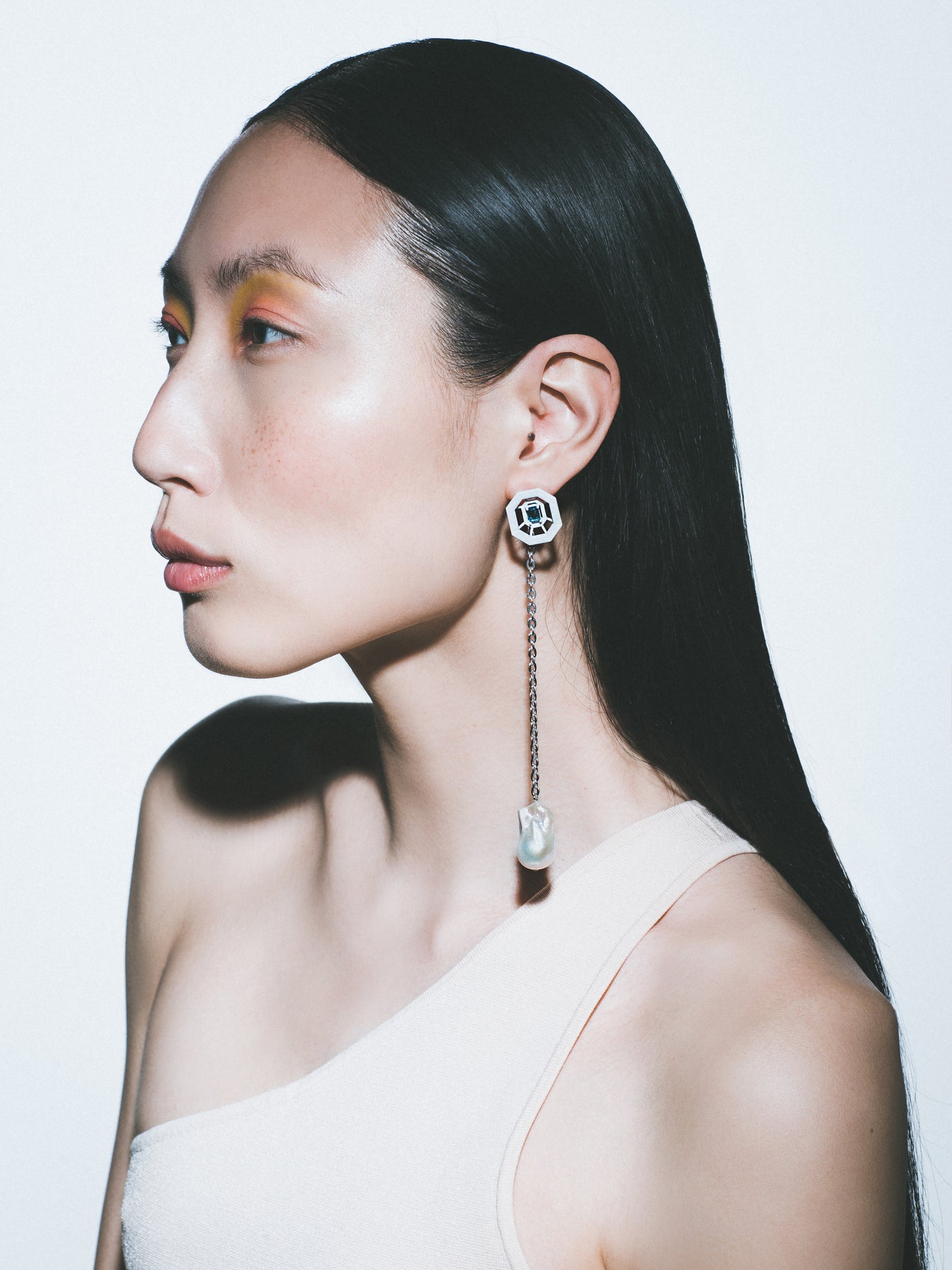OLIVIA MAT WHITE EARRING(SINGLE EARRING)　【HANA KOHARU着用】